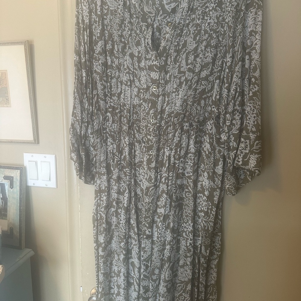 Chic Patterned Midi Dress in Gray